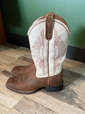 Size 7.5B Women’s Ariat Cowboy Boots - Brown & Cream